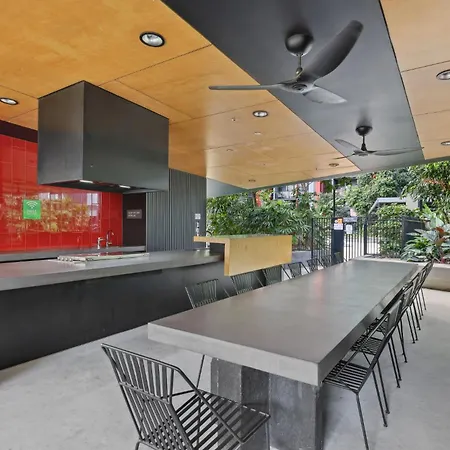 Cosy 2-Bed With Pool Bbq Area And Secure Parking Apartment Brisbane Exterior photo